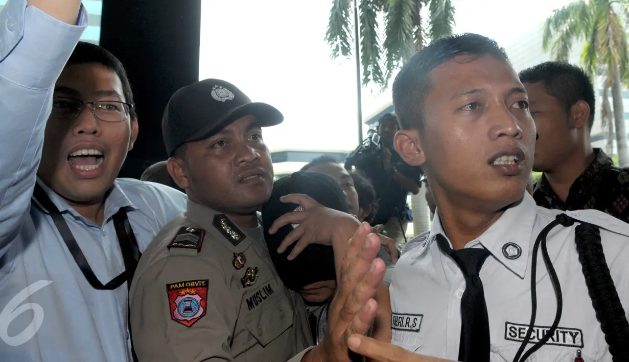 Salah satu tersangka yang terjaring dalam OTT di Bengkulu setelah dipindahkan dari ke Jakarta, Selasa (24/5). Dua dari enam orang tersangka merupakan hakim Pengadilan Negeri Tindak Pidana Korupsi di Bengkulu. (Liputan6.com/Helmi Afandi)