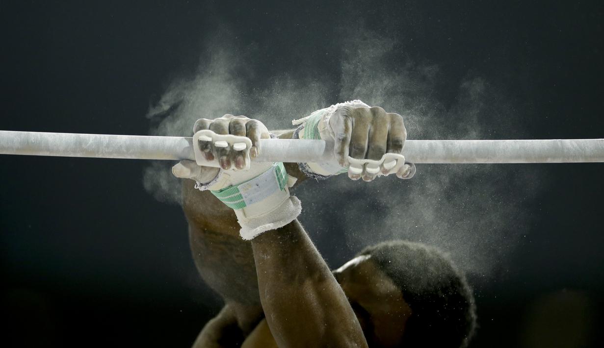 Pesenam AS, Marvin Kimble, berlomba di nomor palang sejajar Pan Am Games 2015 di Toronto, Kanada. (11/7/205). (AP Photo/Gregory Bull)