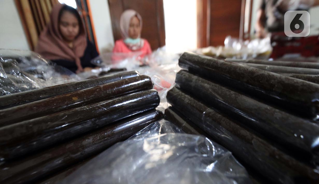 Pekerja menyelesaikan mengemas dodol yang telah selesai dibuat di Pabrik Nyonya Lauw di Jalan Lio Baru Kecamatan Neglasari, Tangerang, Banten, Selasa (26/1/2021). Jelang Tahun Baru Imlek pada 12 Februari, permintaan dodol dan kue keranjang meningkat menjadi dua kali lipat. (Liputan6.com/Johan Tallo)