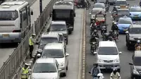 Polisi menilang pengemudi yang memasuki jalur busway di kawasan Senen, Jakarta, Senin (7/6). Tindakan ini diambil karena tingginya angka pelanggaran penggunaan jalur busway.(Antara)