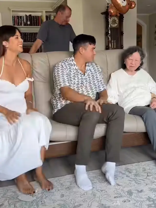 Aurelie Moeremans Dibalut Dress Putih saat Gender Reveal Anak Pertamanya. [@aurelie]