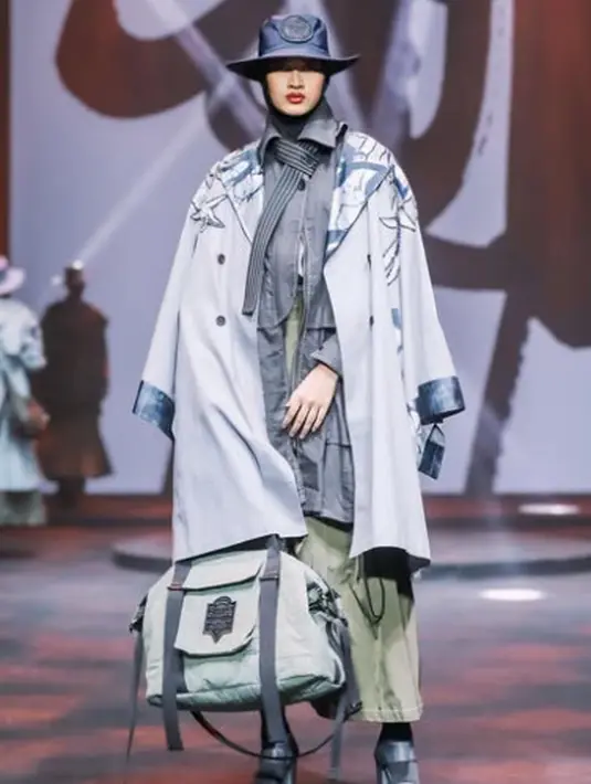 Outfit dari brand Sofie ini tampil menarik dengan jaket oversized bermotif dipadukan kemeja abu-abu dan tas besar sebagai aksesoris tambahan. (foto: instagram.com/dsgnsofie)