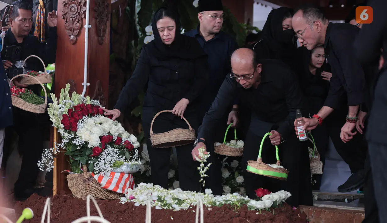 Puan Maharani menabur bunga saat prosesi pemakaman Guruh Soekarnoputra di TPU Karet Bivak, Jakarta Pusat, Sabtu (26/9/2026). Sejumlah keluarga, kader PDI Perjuangan, dan tokoh nasional turut hadir mengantarkan Guruh ke peristirahatan terakhir. (KLY/Budy Santoso)