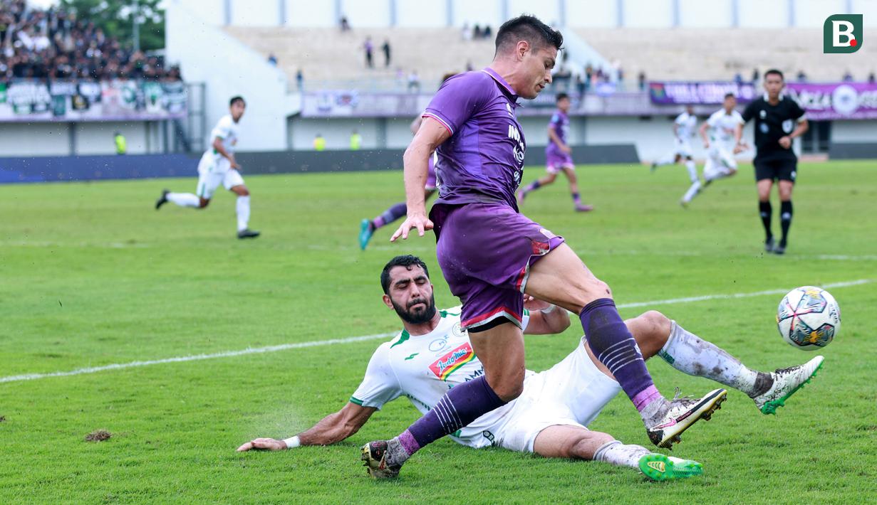 Gelandang bertahan Timnas Lebanon, Jihad Ayoub (bawah) saat ini tengah menjalani musim kedua bersama PSS Sleman di BRI Liga 1 2023/2024. Ramadan tahun 2024 ini menjadi kali kedua dirinya melaksanakan ibadah puasa di Indonesia bersama PSS Sleman. (Bola.com/M Iqbal Ichsan)