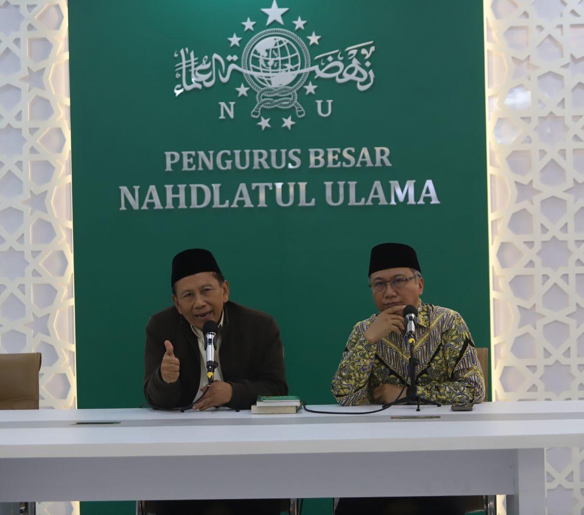 Politikus Partai NasDem yang juga kader Nahdlatul Ulama (NU), Effendy Choirie atau Gus Choi (kiri) didampingi Ketua Lembaga Ta'lif wan Nasyr Pengurus Besar Nahdlatul Ulama (LTN PBNU) Ishaq Zubaedi Raqib memberikan keterangan saat konferensi pers di Kantor