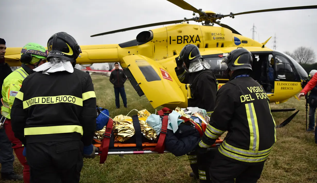 Tim penyelamat mengevakuasi korban dengan helikopter dalam kecelakaan kereta yang terjadi di Stasiun Pioltello Limito, Milan, Italia, Kamis (25/1). Saat kejadian, kereta dalam keadaan penuh sesak oleh penumpang. (AFP PHOTO/Piero CRUCIATTI)