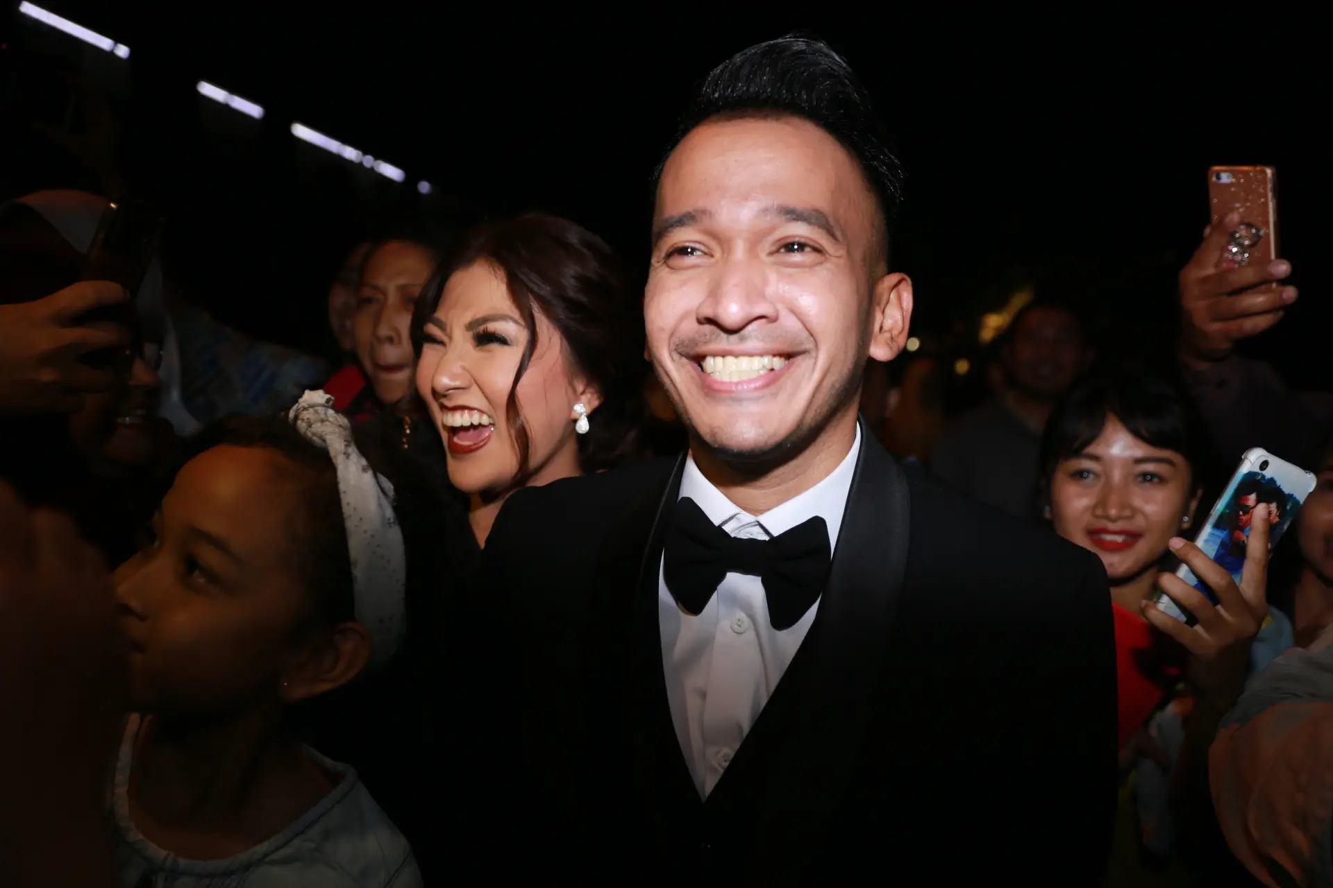 Ruben Onsu dan Sarwendah hadir dalam acara resepsi pernikahan Kahiyang Ayu dan Bobby Nasution (Adrian Putra/Bintang.com)