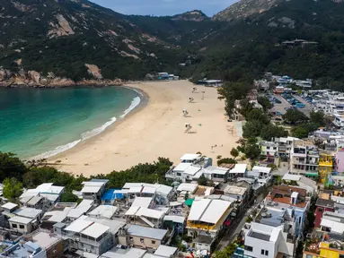 Foto udara memperlihatkan Desa Shek O dan pantainya yang tertutup di Hong Kong, Kamis (17/3/2022). Pemerintah Hong Kong mengatakan akan menutup pantai umum untuk mengekang penyebaran virus corona COVID-19. (DALE DE LA REY/AFP)