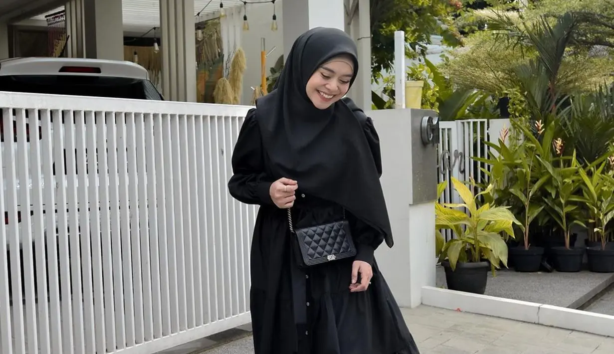 Dulu selalu ceria dan bikin orang-orang sekitarnya merasa nyaman, warganet menyebut jika senyuman Lesti Kejora kini sedikit memudar. Penggemar jebolan Dangdut Academy musim pertama itu berharap jika Lesti Kejora bisa kembali tersenyum seperti dulu. Rindu keceriaan Lesti, tak sedikit warganet yang kembali melihat postingan lama Lesti di Instagram sebelum menikah dengan Rizky Billar. (Liputan6.com/IG/@lestykejora)