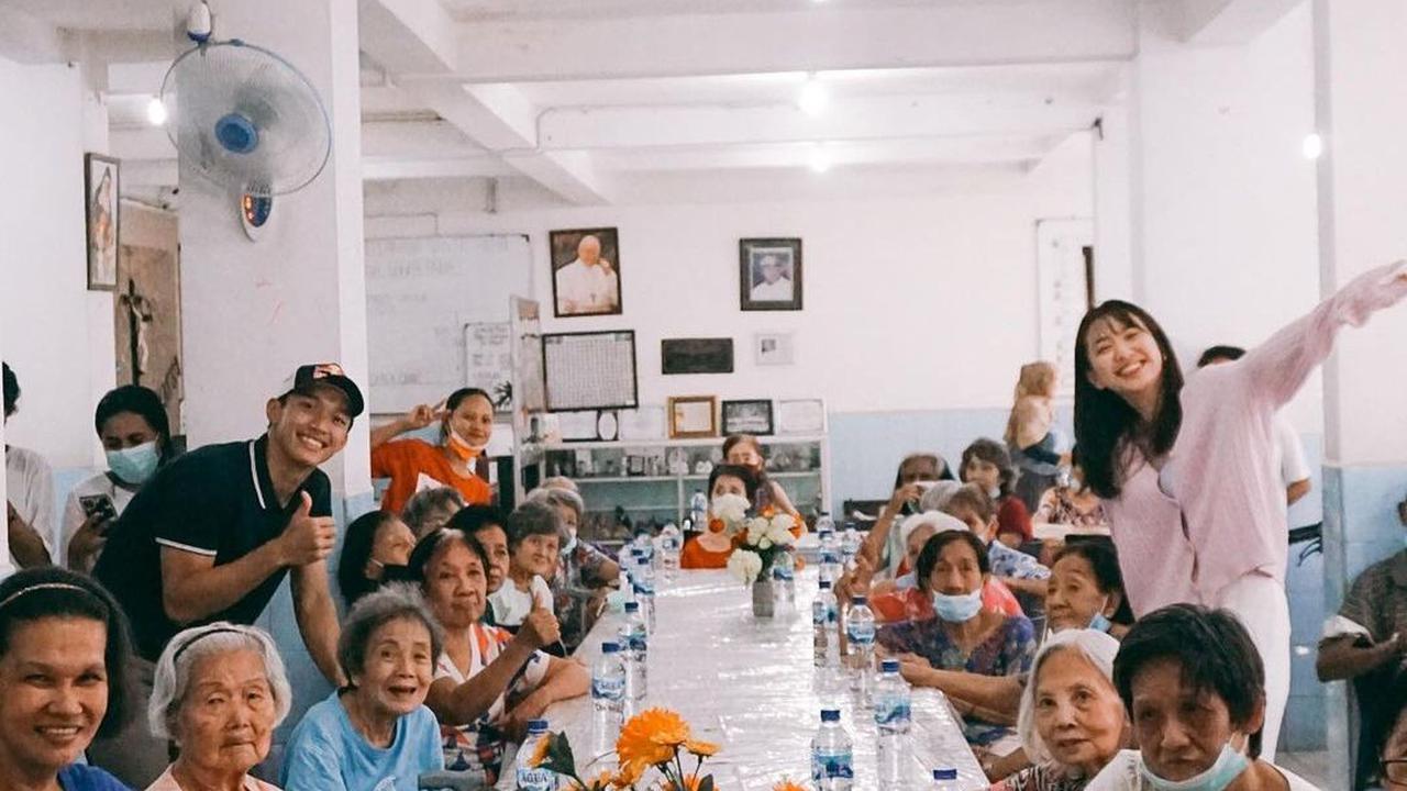 Jonatan Christie dan Shania Junianatha mulai go public di tahun 2021. Keduanya telah akrab dengan keluarga pasangan.