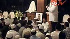 Tahlilan hari kedua almarhumah Ainun Habibie di kawasan Patra Kuningan, Jaksel, masih dipenuhi warga. Selain tahlilan khotbah juga digelar untuk mengenang almarhumah. 