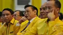 Agung Laksono (tengah) didampingi petinggi partai menghadiri pembukaan Rapimnas I DPP Partai Golkar di kantor DPP Partai Golkar, Jakarta, Rabu (8/4/2015). Rapat membahas konsolidasi partai dari tingkat bawah hingga atas. (Liputan6.com/Johan Tallo)