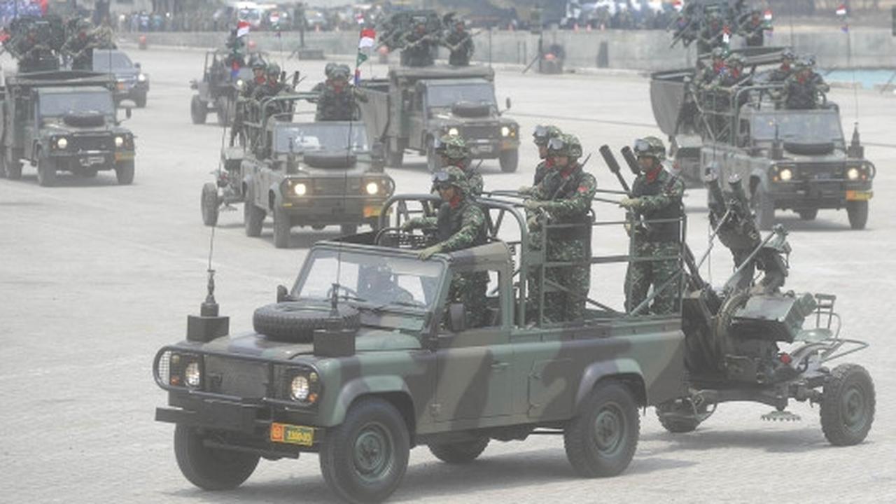Menyaksikan ganasnya parade kendaraan tempur TNI