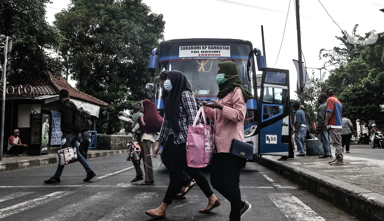 Penumpang bus antarkota antarprovinsi (AKAP) saat tiba di Terminal Kampung Rambutan, Jakarta, Minggu (3/1/2021). Sementara pemudik yang diberangkatkan menuju luar Jakarta melalui Terminal Kampung Rambutan sebanyak 15.059 penumpang. (merdeka.com/Iqbal S. Nugroho)