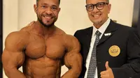 Ketua Perbafi, Kemalsyah Nasution (kanan) bersama Ariel Guong, Mr. Universe Bodybuilding 2022 dari Filipina. (Istimewa)