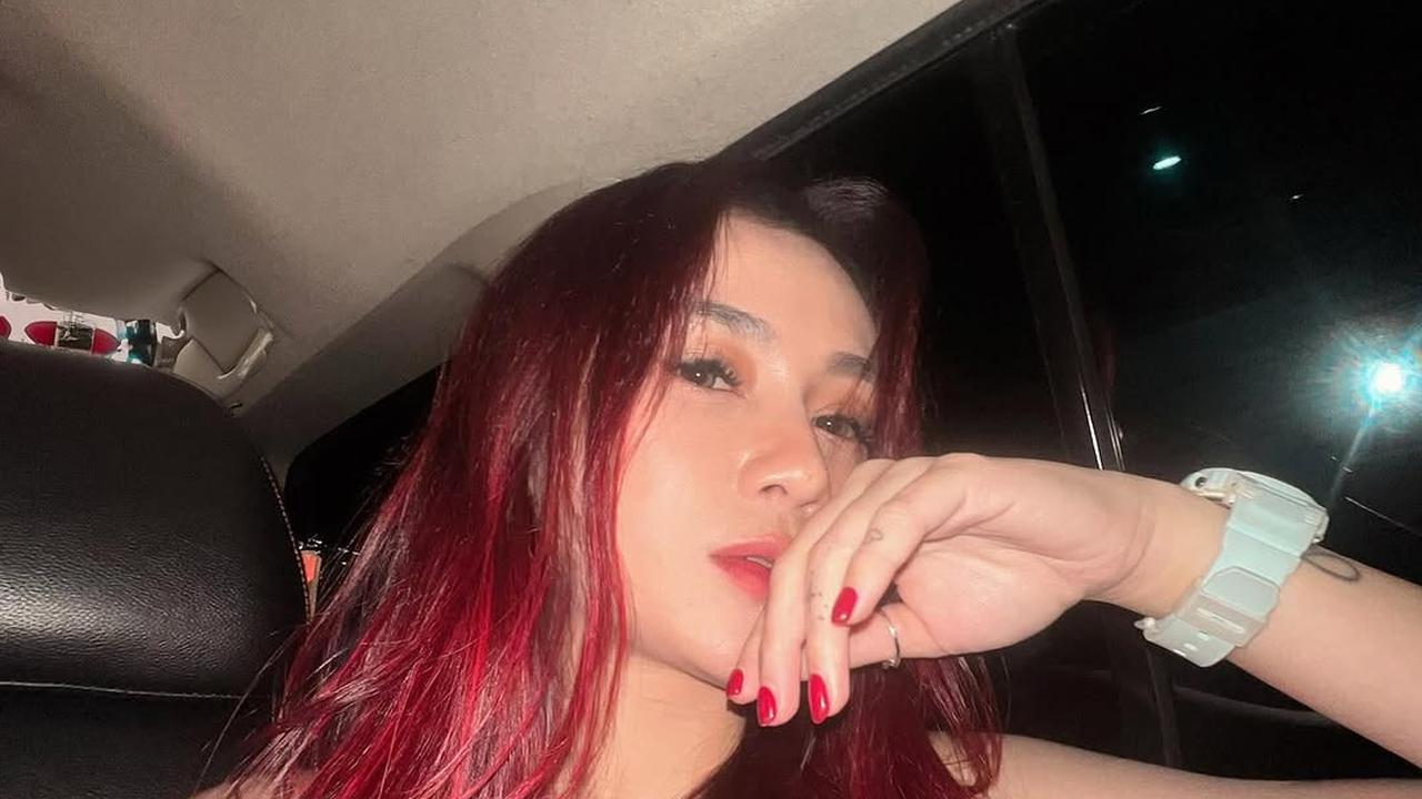 Dara The Virgin Unggah Foto Terbaru dengan Rambut Merah Menyala, Penampilannya Makin Memukau dan Berani