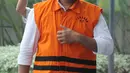 Bupati Buton Selatan nonaktif Agus Feisal saat akan menjalani pemeriksaan lanjutan di Gedung KPK, Jakarta, Senin (9/7). Agus tampak mengenakan rompi tahanan KPK. (Merdeka.com/Dwi Narwoko)