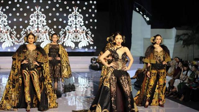Kebaya karya Anne Avantie di Indonesia Fashion Week.
