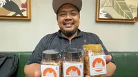 Syazali Mughni Halim, pria yang akrab disapa Zali ini menunjukkan produknya yang diberi nama Bawang Goreng Bang Zali (Reza Efendi/Liputan6.com).