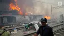 Ratusan rumah semi permanen atau bedeng terbakar di belakang Hotel Alexis, Pademangan, Jakarta, Sabtu (16/9). Api muncul dari salah satu bedeng yang dengan cepat membesar lantaran bangunan terbuat dari kayu dan triplek bekas. (Liputan6.com/Faizal Fanani)