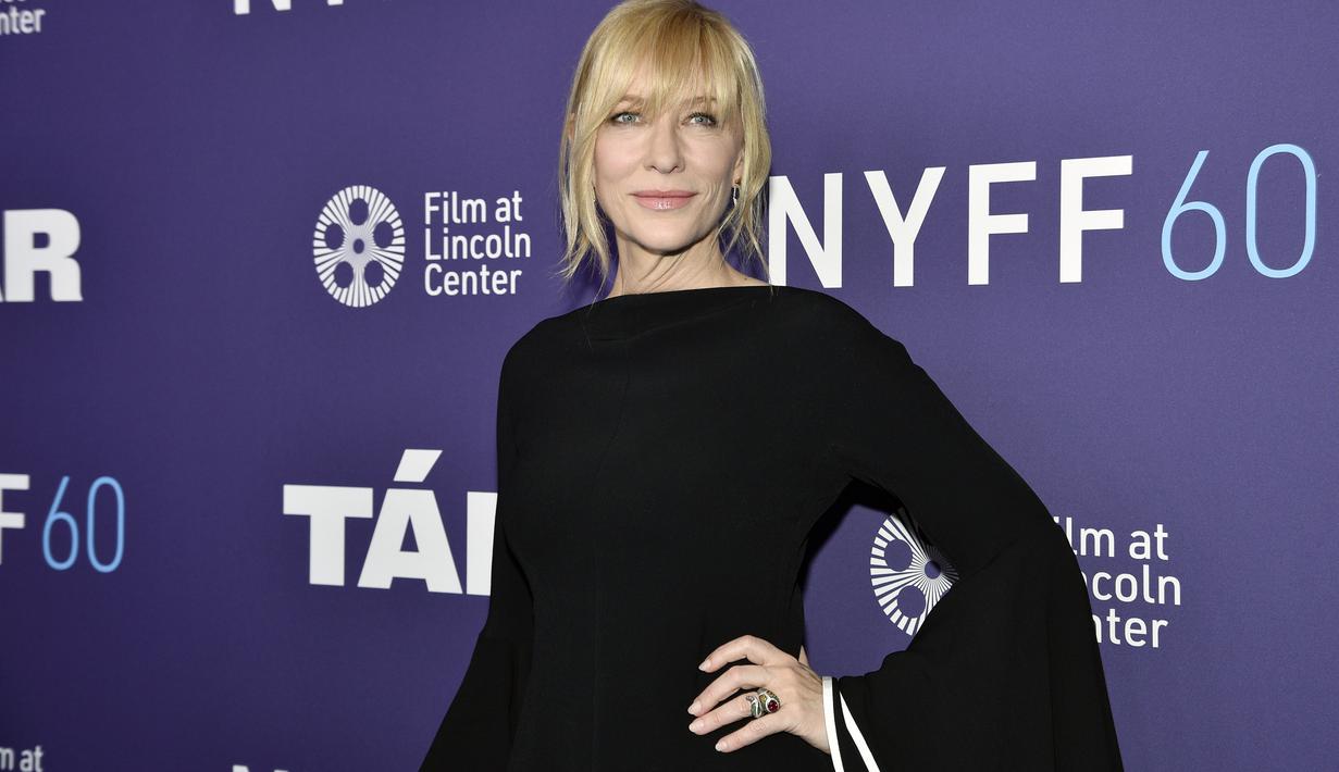 Aktris Australia, Cate Blanchett berpose saat menghadiri pemutaran perdana film "Tár" selama Festival Film New York ke-60 di Alice Tully Hall di New York pada Senin, 3 Oktober 2022. Cate Blanchett tampil memukau dalam balutan bodysuit hitam dengan lengan dramatis. (Photo by Evan Agostini/Invision/AP)