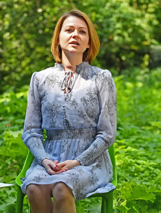 Putri mantan agen ganda Rusia Sergei Skripal, Yulia Skripal selama wawancara di London, 23 Mei 2018. Yulia Skripal berusaha menyesuaikan diri dengan kondisinya sekarang sembari membantu ayahnya memulihkan diri. (Dylan Martinez/Pool/AFP)
