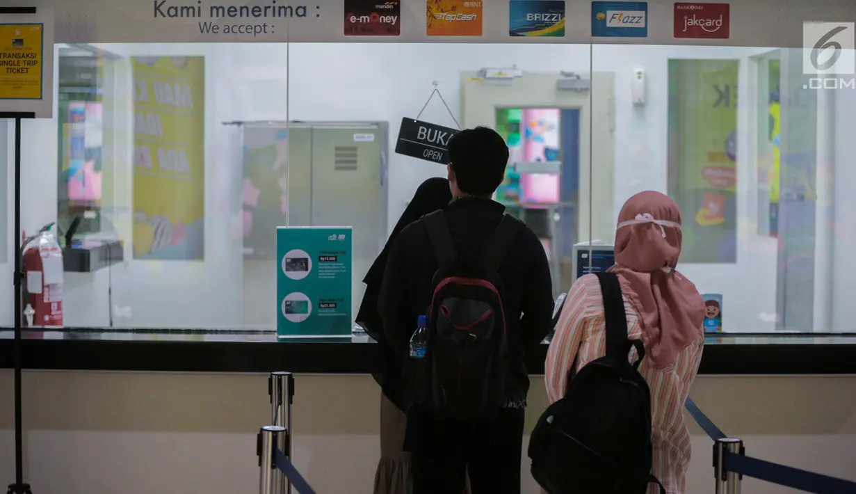 Penumpang membeli tiket MRT (Moda Raya Terpadu) di Stasiun Dukuh Atas, Jakarta, Senin (29/7/2019). Hingga Juli 2019, penumpang per hari Ratangga (nama kereta MRT) mencapai angka rata-rata tertinggi sebanyak 94.824 penumpang atau naik sebesar 15,9 persen dibanding Juni. (Liputan6.com/Faizal Fanani)