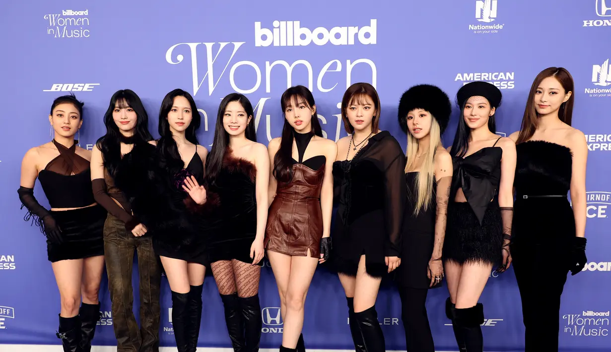 Personel TWICE, Jihyo, Momo, Mina, Chaeyoung, Dahyun, Nayeon, Sana, Tzuyu dan Jeongyeon berpose saatmenghadiri Billboard Women In Music di YouTube Theater di Inglewood, California pada 1 Maret 2023. Grup KPop ini juga sekaligus mendapat penghargaan di Billboard Women in Music. (Monica Schipper/Getty Images/AFP)