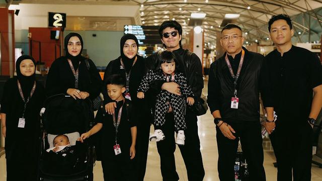 Atta Halilintar dan Aurel Hermansyah  Laksanakan Umroh Bersama, Jadi Kado Anniversary Terindah