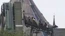 Pengunjung menaiki roller coaster di taman hiburan Universal Studios selama uji coba di Beijing, China, Selasa (31/8/2021). Universal Studios mengumumkan Senin, 30 Agustus 2021, bahwa taman hiburan pertamanya di China akan dibuka di ibukota negara pada bulan September. (AP Photo/Ng Han Guan)