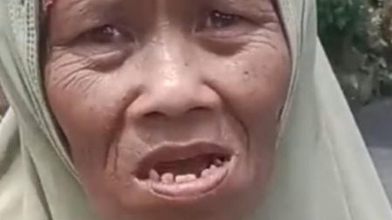 "Aaa dibeli aaa. Lima ribuan," terang Baliah menunjukkan dagangan kripiknya.