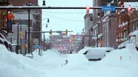 Salju menutupi pusat Kota Buffalo, New York, Amerika Serikat, 26 Desember 2022. Sebanyak 30 warga Amerika Serikat tewas sejak salju tebal melanda sebagian besar wilayah negara itu. (Twitter page of New York Gov. Kathy Hochul via AP)