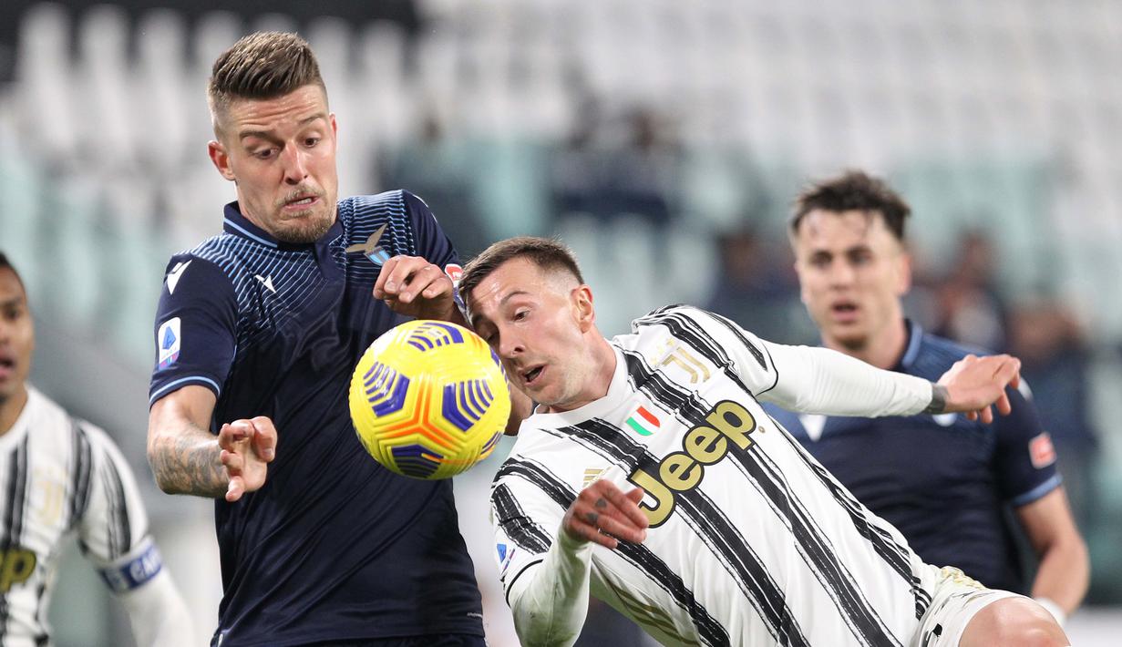 Gelandang Lazio, Sergej Milinkovic Savic (kiri) berebut bola dengan striker Juventus, Federico Bernardeschi dalam laga lanjutan Liga Italia 2020/21 di Allianz Stadium, Turin, Sabtu (6/3/2021). Lazio kalah 1-3 dari Juventus. (LaPresse via AP/Tano Pecoraro)