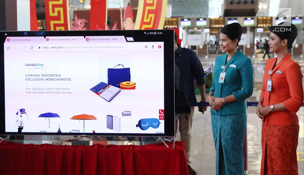 Model menunjukkan website layanan GarudaShop di Bandara T3 Soekarno-Hatta, Tangerang, Banten, Selasa (13/2). Langkah ini diambil Garuda Indonesia untuk mengejar pendapatan di luar penjualan tiket. (Liputan6.com/Angga Yuniar)