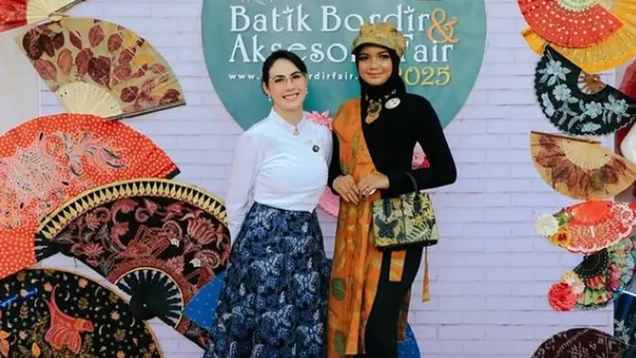 6 Outfit Ibu Pejabat ala Arumi Bachsin yang Penuh Wibawa, dari Batik Kekinian hingga Kebaya Elegan