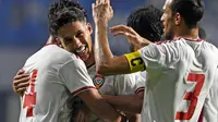Skuat UEA berselebrasi menyambut gol Khalil Ibrahim ke gawang Timnas Indonesia di Stadion Al Maktoum, Dubai (10/10/2019). (AFP/Karim Sahib)