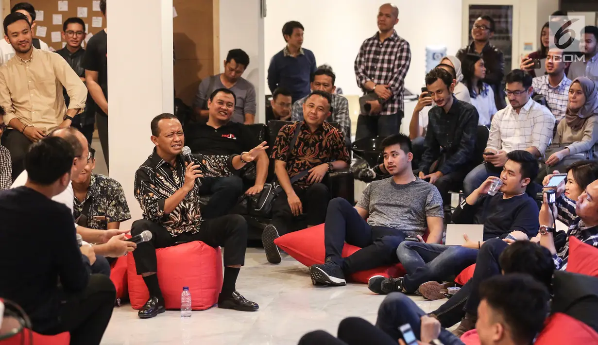 Direktur Penggalangan Pemilih Muda TKN Jokowi-Amin, Bahlil Lahadalia saat menjadi pembicara pada talkshow Kamis Kerja di Hub 86 Jakarta, Kamis (10/1). Talkshow dihadiri generasi muda dari berbagai industri. (Liputan6.com/Fery Pradolo)