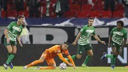 Penyerang Juventus, Cristiano Ronaldo, berusaha melewati pemain  Ferencvaros pada laga lanjutan Liga Champions 2020/2021 di Puskas Arena, Kamis (5/11/2020) dini hari WIB. Juventus menang 4-1 atas Ferencvaros. (AP Photo/Laszlo Balogh)