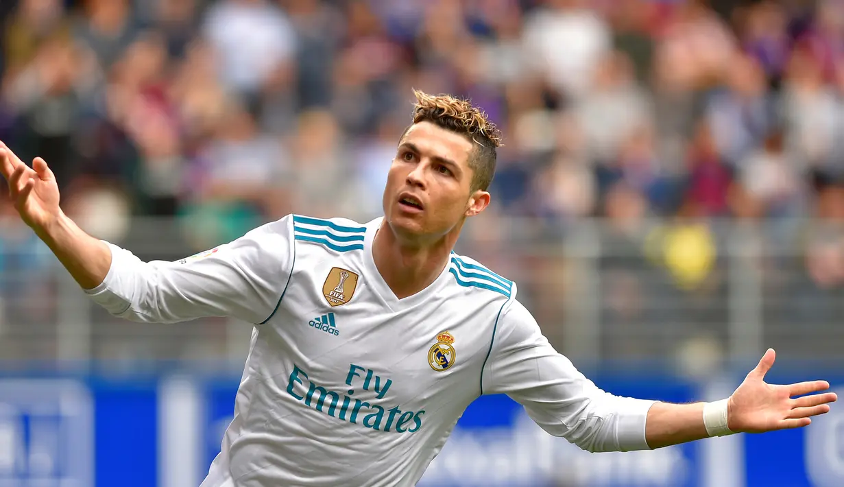 Selebrasi pemain Real Madrid, Cristiano Ronaldo usai mencetak gol ke gawang Eibar pada laga La Liga di Stadion Ipurua, Eibar. Sabtu (10/3). Real Madrid menang dengan skor 2-1. (ANDER GILLENEA/AFP)
