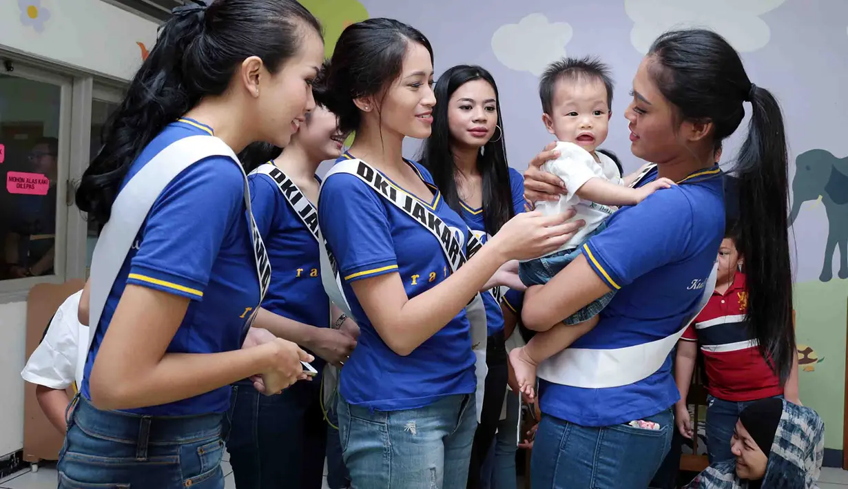 Meski acara tidak berlangsung lama, suasana anak-anak begitu terhibur dengan kedatangan para finalis. Acara diisi dengan permainan, dongeng, dan menyanyi. Kedatangan para calon Puteri Indonesia ini menambah keceriaan anak-anak. (Deki Prayoga/Bintang.com)