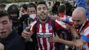 Penyerang Atletico Madrid, Luis Suarez bersama para suporter merayakan keberhasilan tim mereka menjadi juara Liga Spanyol 2020-2021 di Valladolid, Spanyol, Sabtu (22/5/2021). Atletico Madrid menang 2-1 atas Real Valladolid dan merebut gelar La Liga Spanyol ke-11. (AP Photo/Manu Fernandez)