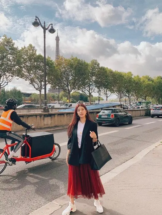 Oversized blazer yang dipadukan dengan t-shirt memberikan kesan semi-formal yang tetap casual. Tutu skirt dengan warna kontras menjadi vocal point dari keseluruhan penampilan kamu. (Instagram/ skuukzky)