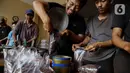 Meski sempat mengalami penurunan akibat maraknya penjualan kopi kemasan sekali seduh, namun tren kedai kopi kekinian yang belakangan ramai digemari pecinta kopi justru menjadikan eksistensi kopi Bis Kota kembali naik. (Liputan6.com/Angga Yuniar)