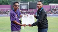 Manajer Persik Kediri, Syahid Nur Ichsan, menyerahkan bukti transaksi lelang jersey kepada Irwan Aryanto yang mewakili Garis Keras Reborn. (dok. Garis Keras Reborn)