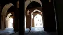 Seorang anak perempuan berjalan di dalam Masjid Ibnu Tulun, Kairo, saat bulan suci Ramadan, 2 Juni 2017. Masjid yang dibangun pada 876-879 di masa pemerintahan Ahmad Ibn Tulun ini merupakan masjid tertua kedua di Mesir. (REUTERS/Amr Abdallah Dalsh)