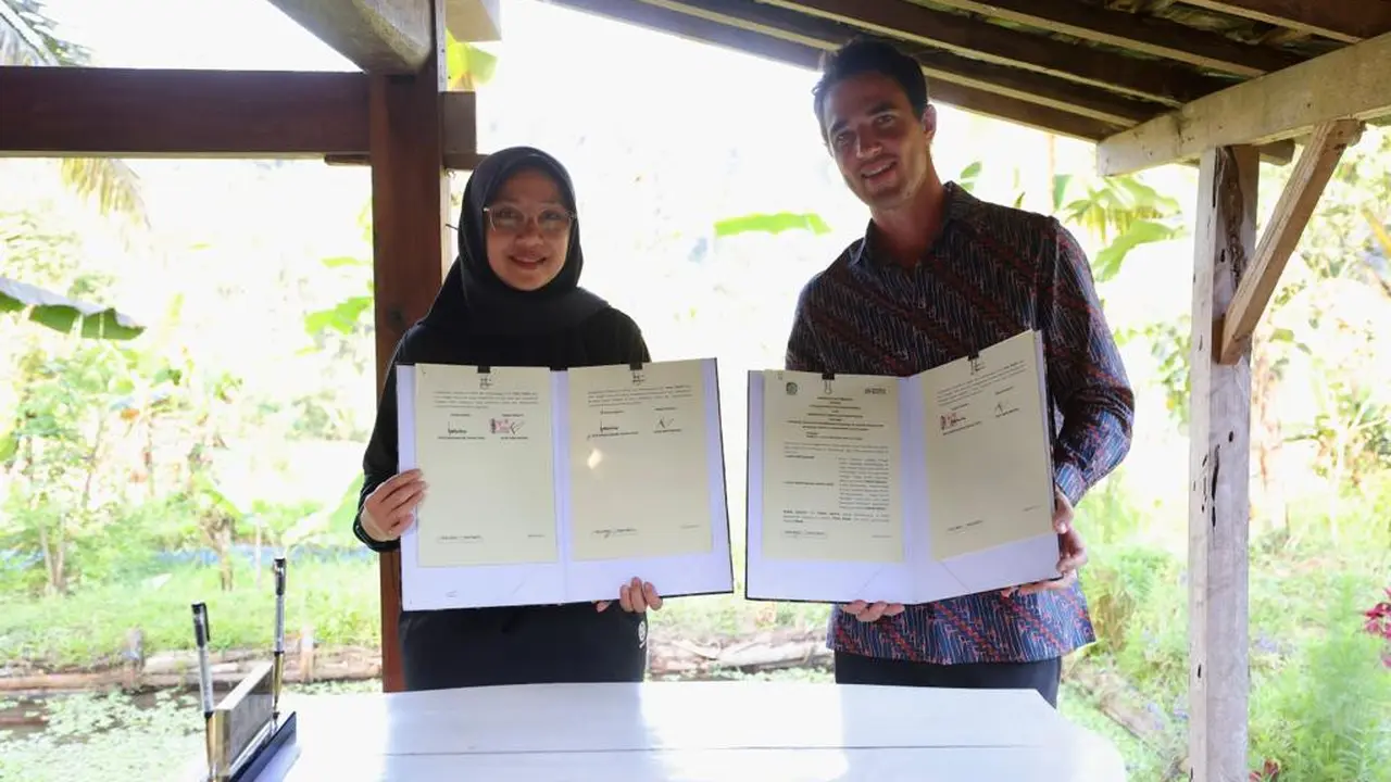 Bupati Banyuwangi Ipuk Fiestiandani menandatangi kalborasi pembersihan sampah di sungai bersama Sungai Wacht (Istimewa)