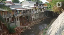 Bangunan rumah warga berdiri di sepanjang bantaran Kali Cijantung di Jakarta Timur, Selasa (20/11/2019). Meskipun berbahaya, namun sebagian warga nekat mendirikan bangunan di bantaran kali yang dapat longsor sewaktu-waktu tersebut. (Liputan6.com/Immanuel Antonius)