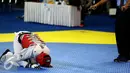Taekwondoin Jawa Barat, Dinggo bersujud usai menumbangkan perlawanan Okky Indera P (DIY) pada final kelas -68kg PON XIX di Gymnasium UPI, Bandung, Senin (26/9/2016). Dinggo meraih emas setelah unggul 16-4. (Liputan6.com/Helmi Fithriansyah)
