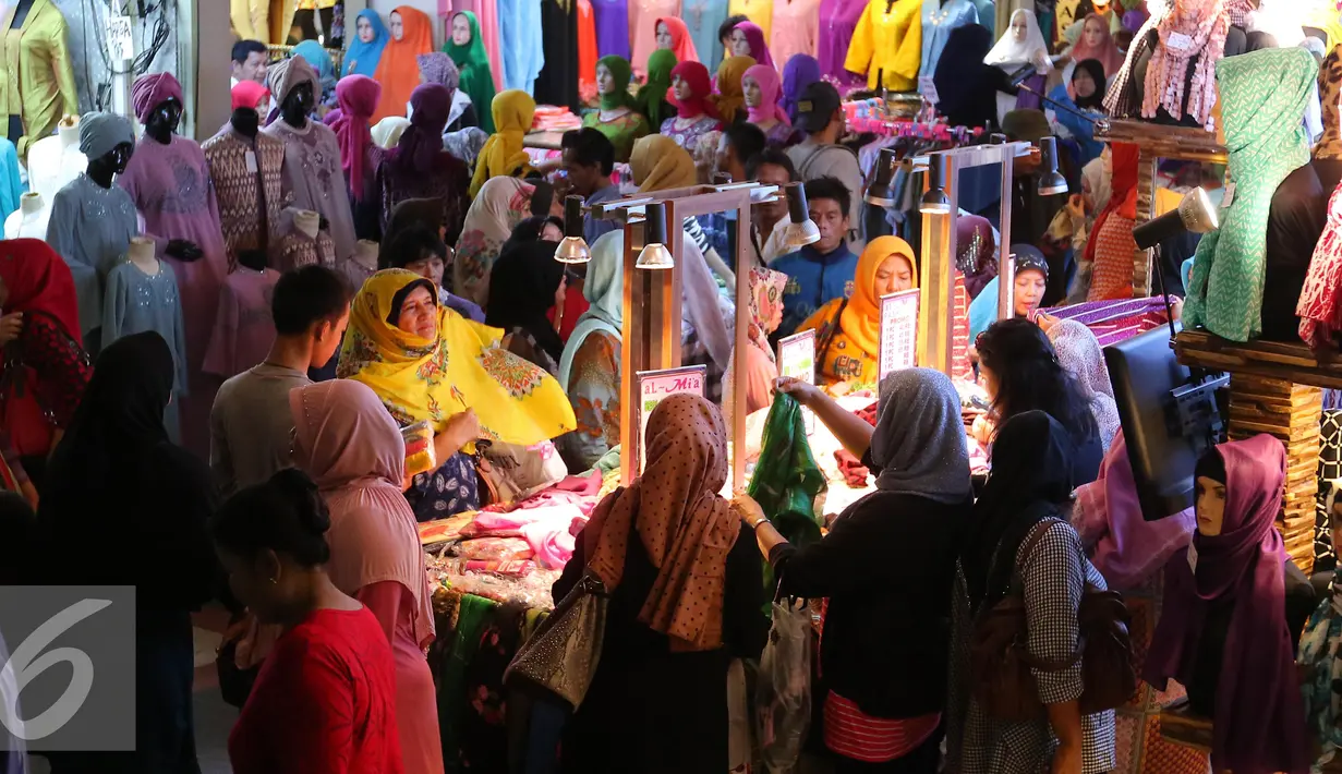 Pengunjung membeli pakaian di Pasar Tanah Abang, Jakarta, Selasa (10/5). Peningkatan ekonomi dipicu oleh konsumsi saat Lebaran dan pembangunan infrastruktur. (Liputan6.com/Angga Yuniar)