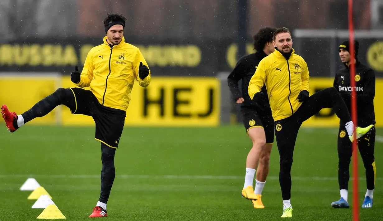 Pemain Borussia Dortmund Mats Hummels (kiri) dan Marcel Schmelzer berlatih jelang menghadapi Paris Saint-Germain (PSG) pada leg pertama babak 16 Besar Liga Champions di Dortmund, Jerman, Senin (17/2/2020). Dortmund akan menjamu PSG pada Rabu (19/2/2020) dini hari WIB. (AP Photo/Martin Meissner)